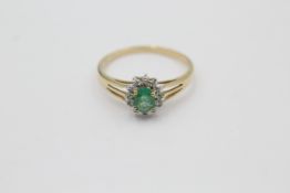 9ct gold emerald & diamond halo set ring (1.5g)