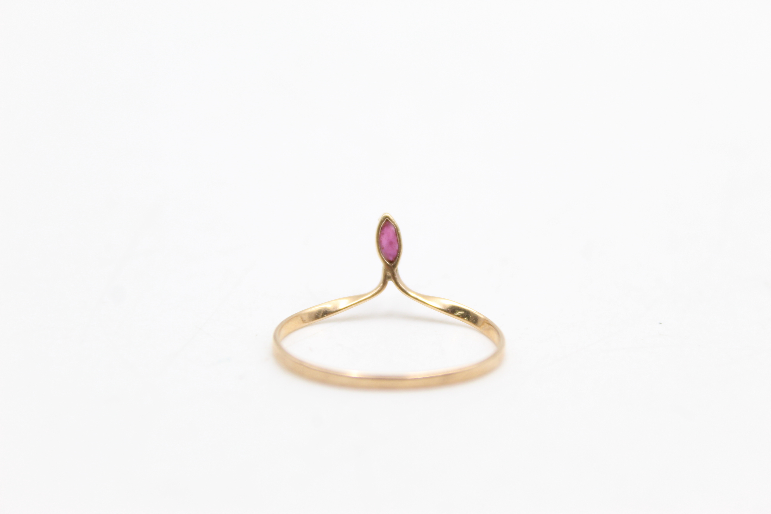 9ct gold ruby wishbone ring (0.7g) - Image 6 of 6