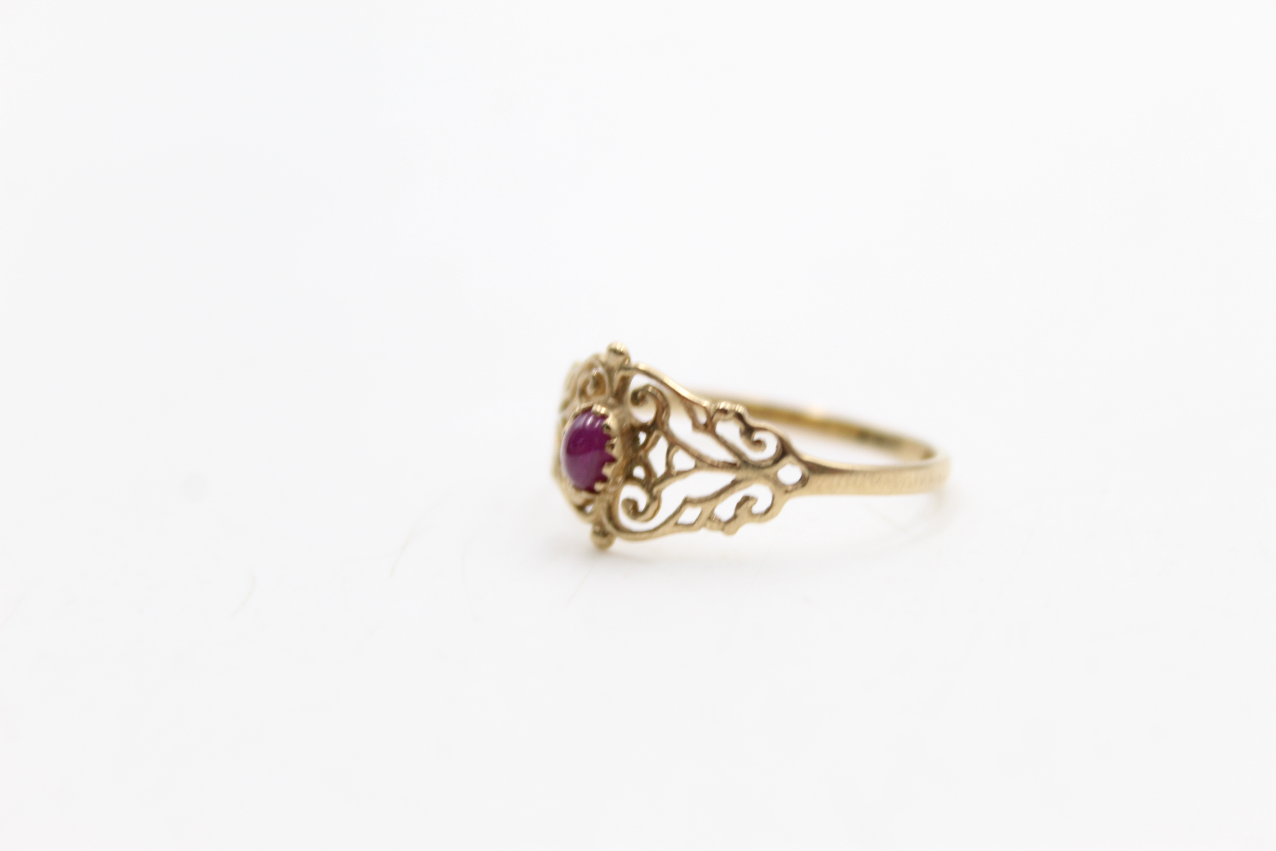 9ct gold ruby single stone with cut work shoulder ring (1.2g) - Image 5 of 5