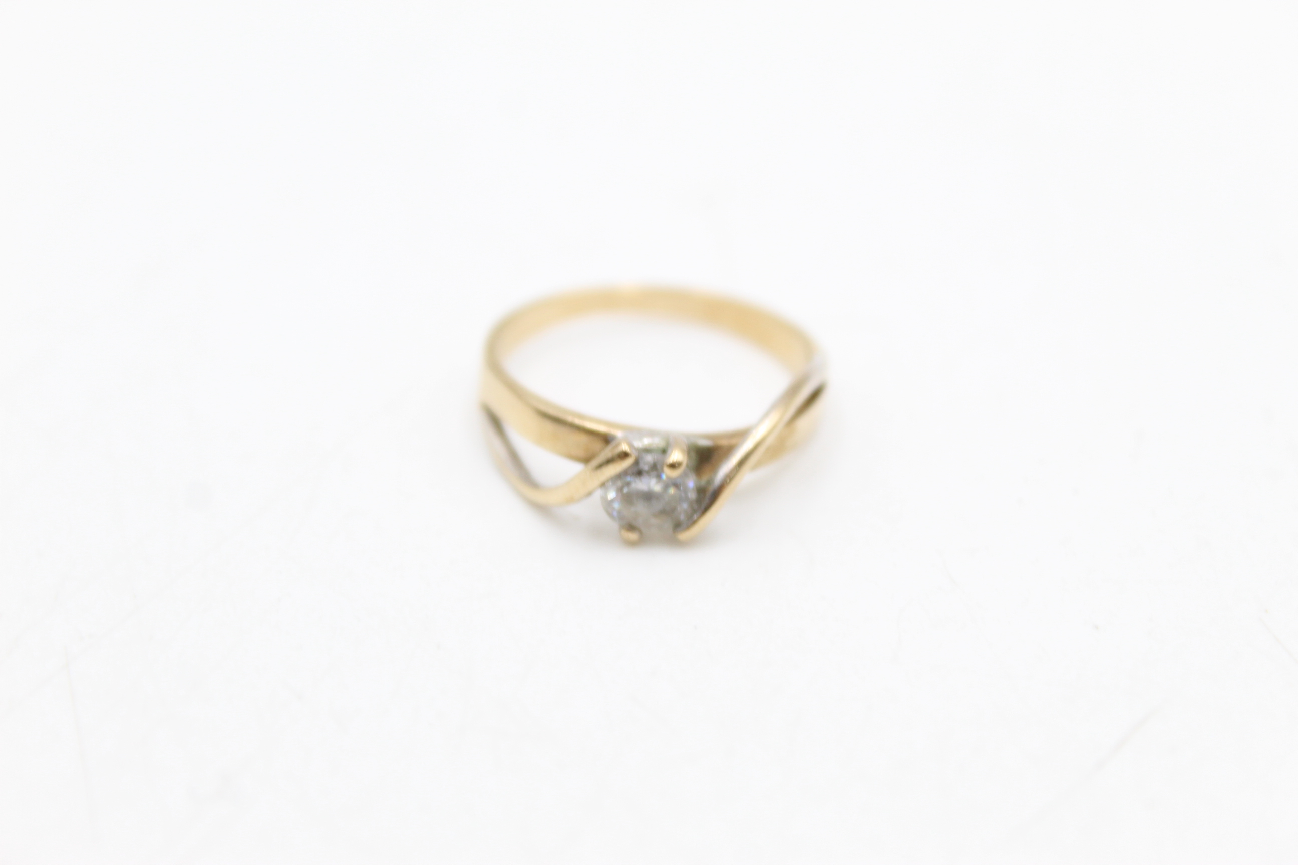 9ct gold clear gemstone solitaire twist setting ring (2.4g) - Image 2 of 8