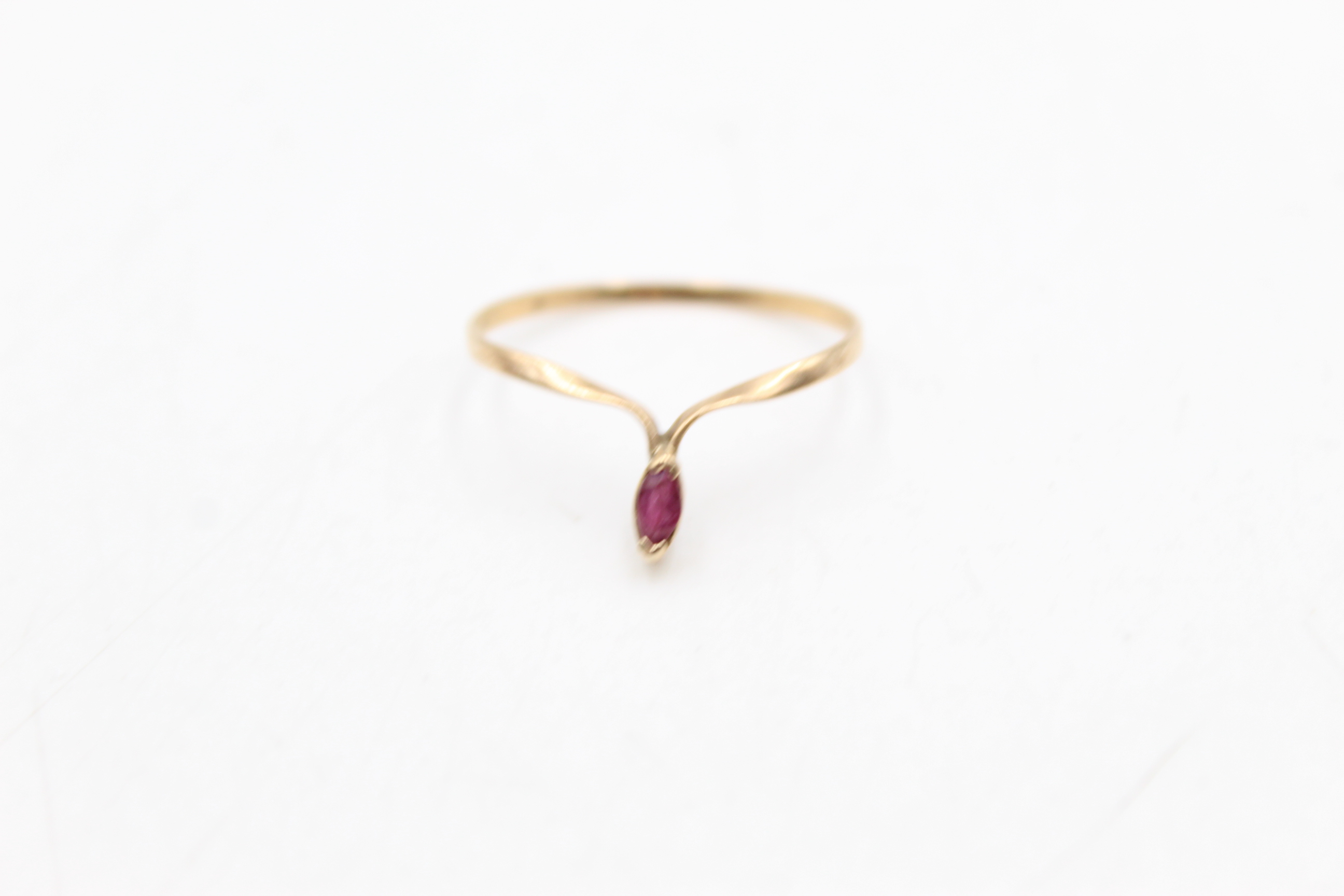 9ct gold ruby wishbone ring (0.7g) - Image 2 of 6
