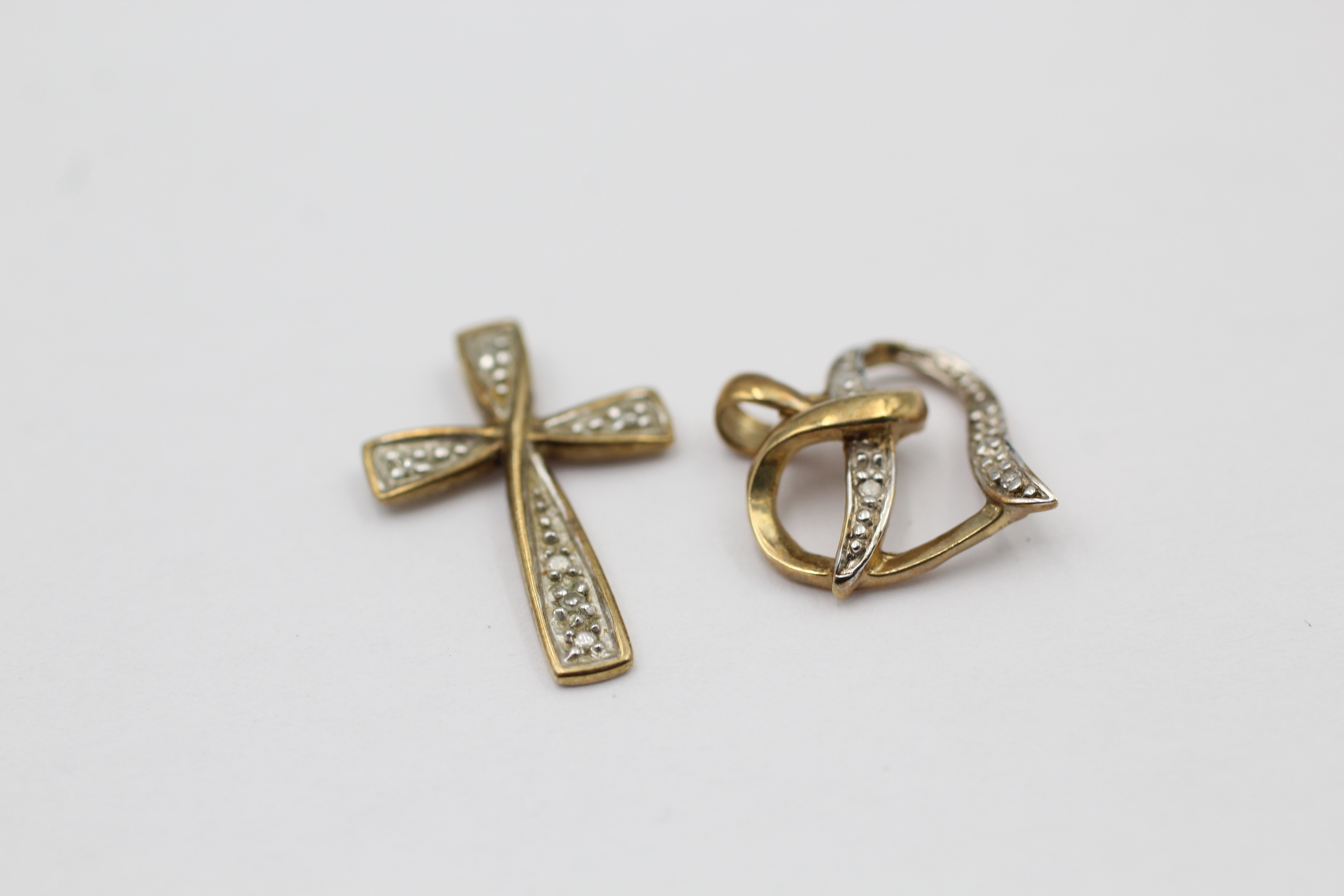 4 x 9ct gold diamond pendants inc. black diamond, religious cross, infinity (3.2g) - Image 3 of 5