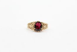 9ct gold garnet solitaire cutwork band ring (2.3g)