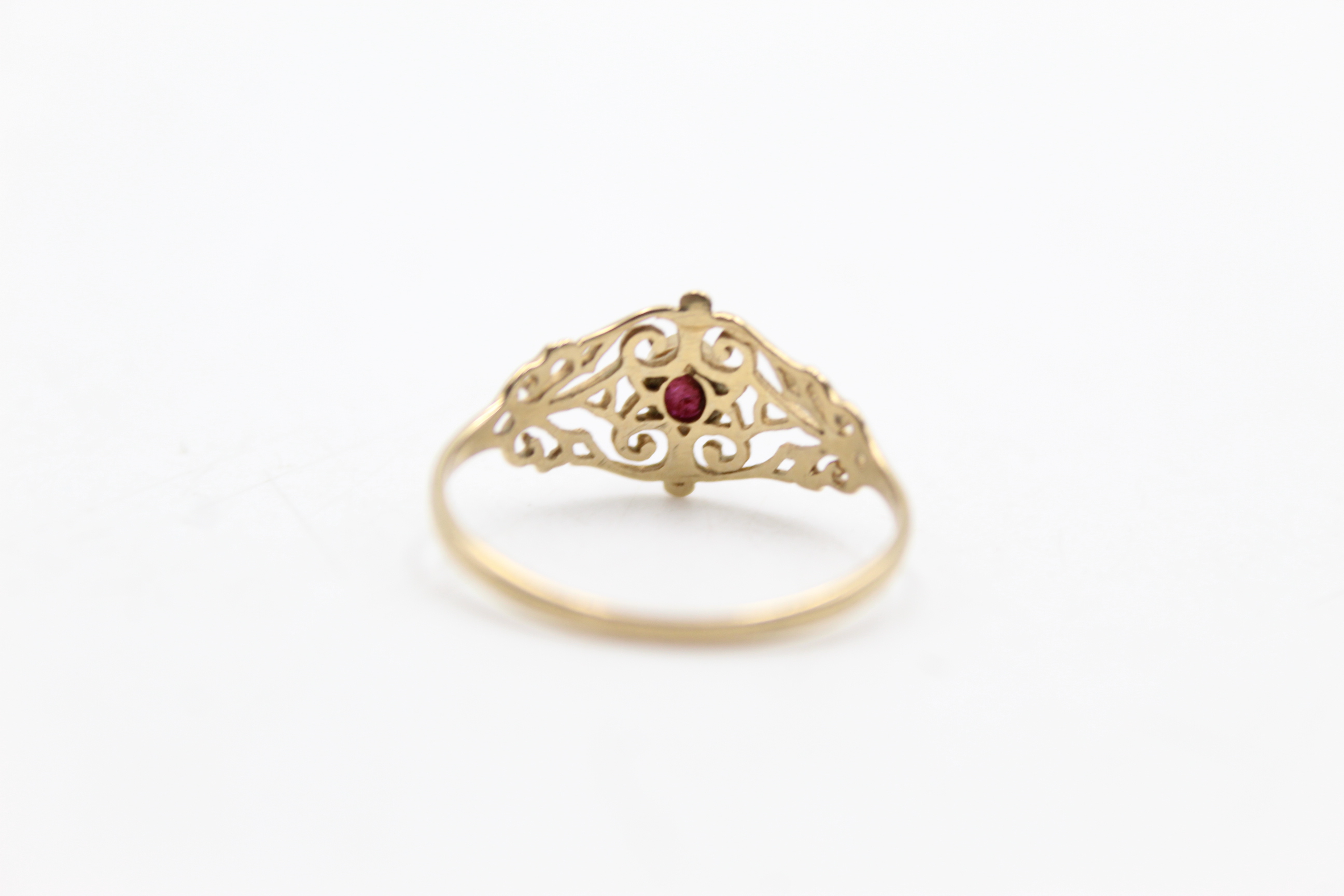 9ct gold ruby single stone with cut work shoulder ring (1.2g) - Image 4 of 5