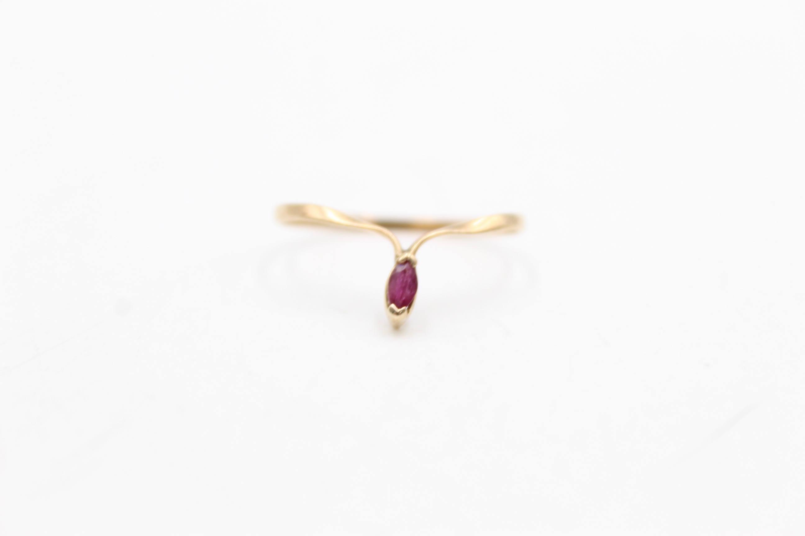 9ct gold ruby wishbone ring (0.7g)