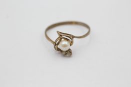 9ct gold vintage pearl & clear gemstone three stone twist setting ring (0.9g)