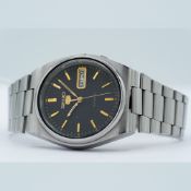 *TO BE SOLD WITHOUT RESERVE* GENTLEMAN'S SEIKO 5 AUTOMATIC ON BRACELET, 7009-3130, CIRCA. 1990, 36MM