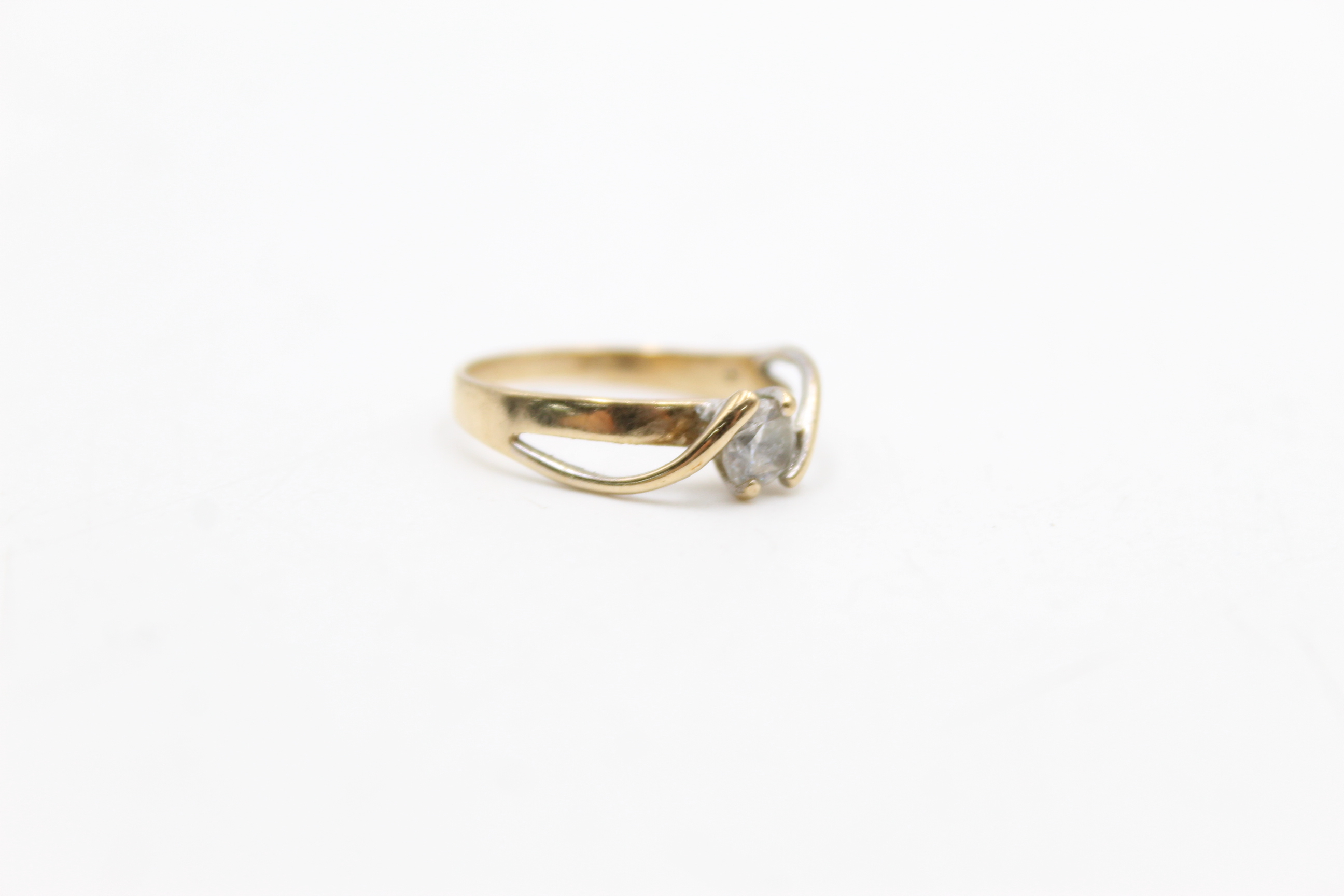 9ct gold clear gemstone solitaire twist setting ring (2.4g) - Image 3 of 8