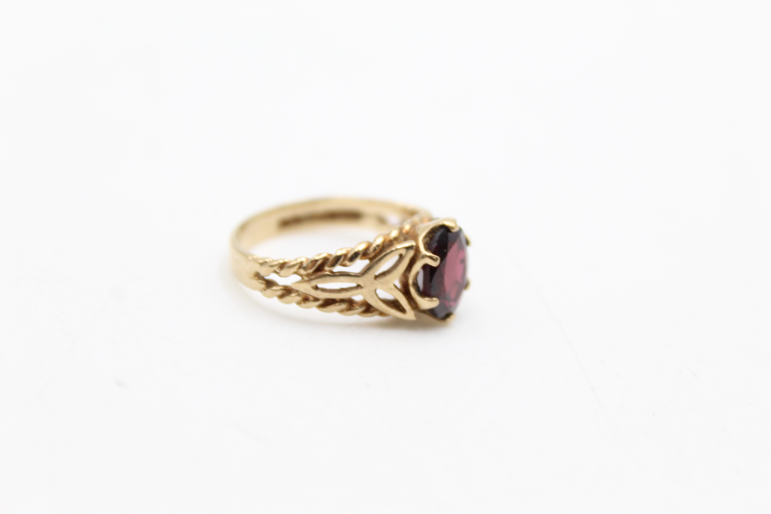 9ct gold garnet solitaire cutwork band ring (2.3g) - Image 6 of 6