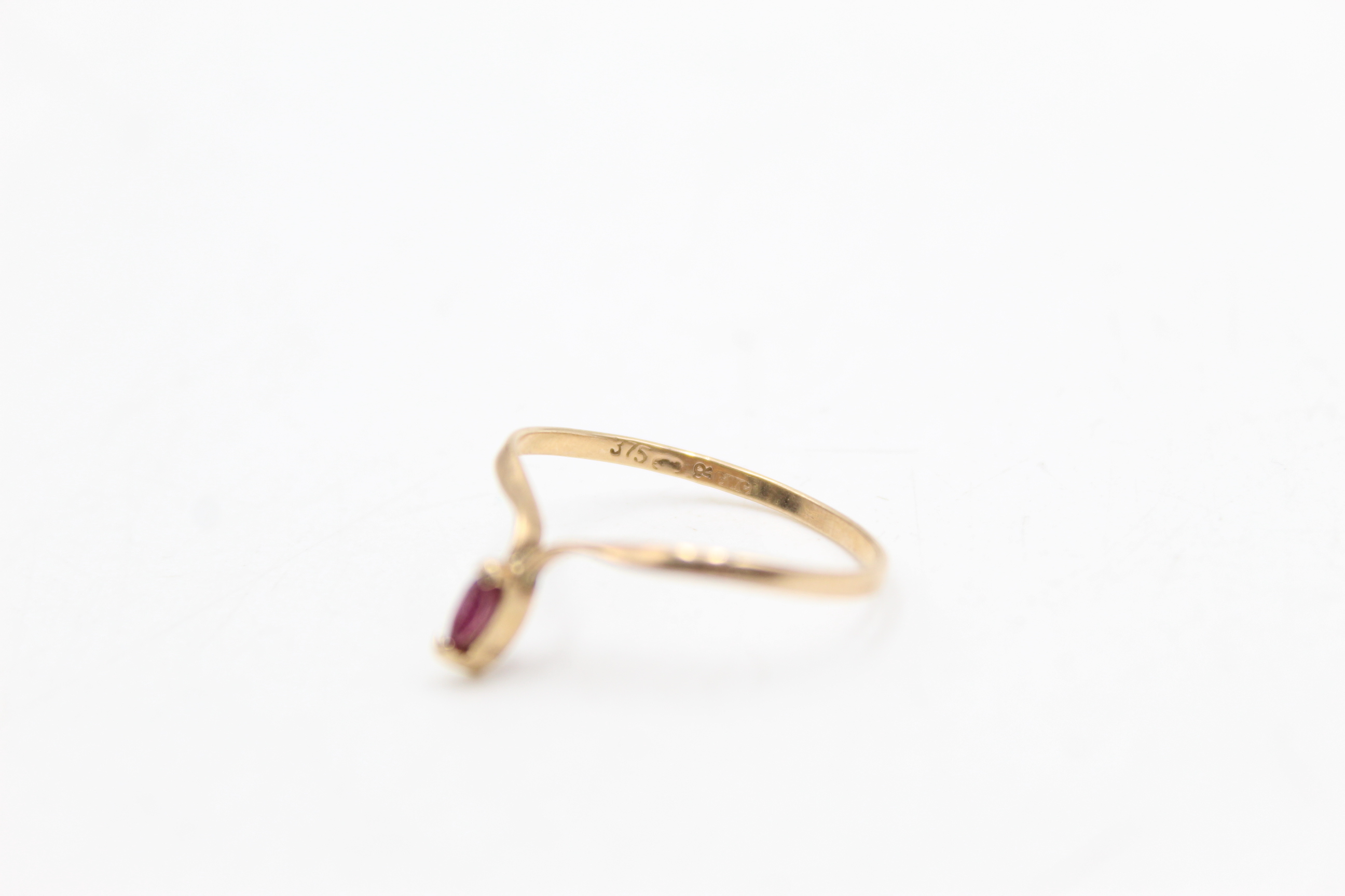 9ct gold ruby wishbone ring (0.7g) - Image 3 of 6