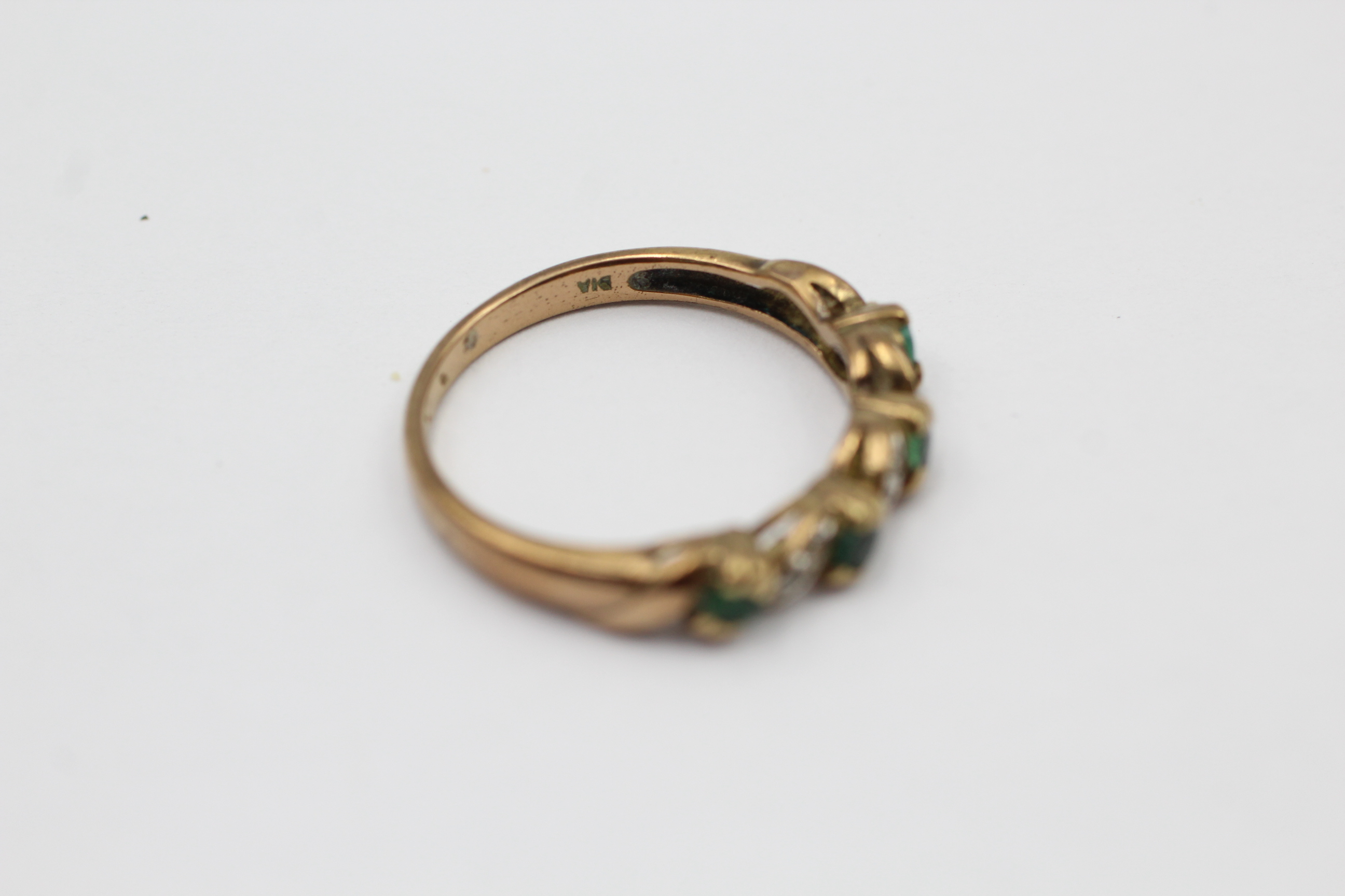 9ct gold emerald & diamond twist half eternity ring (2.1g) - Image 3 of 4