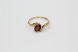 9ct gold garnet solitaire twist setting ring (1.1g)