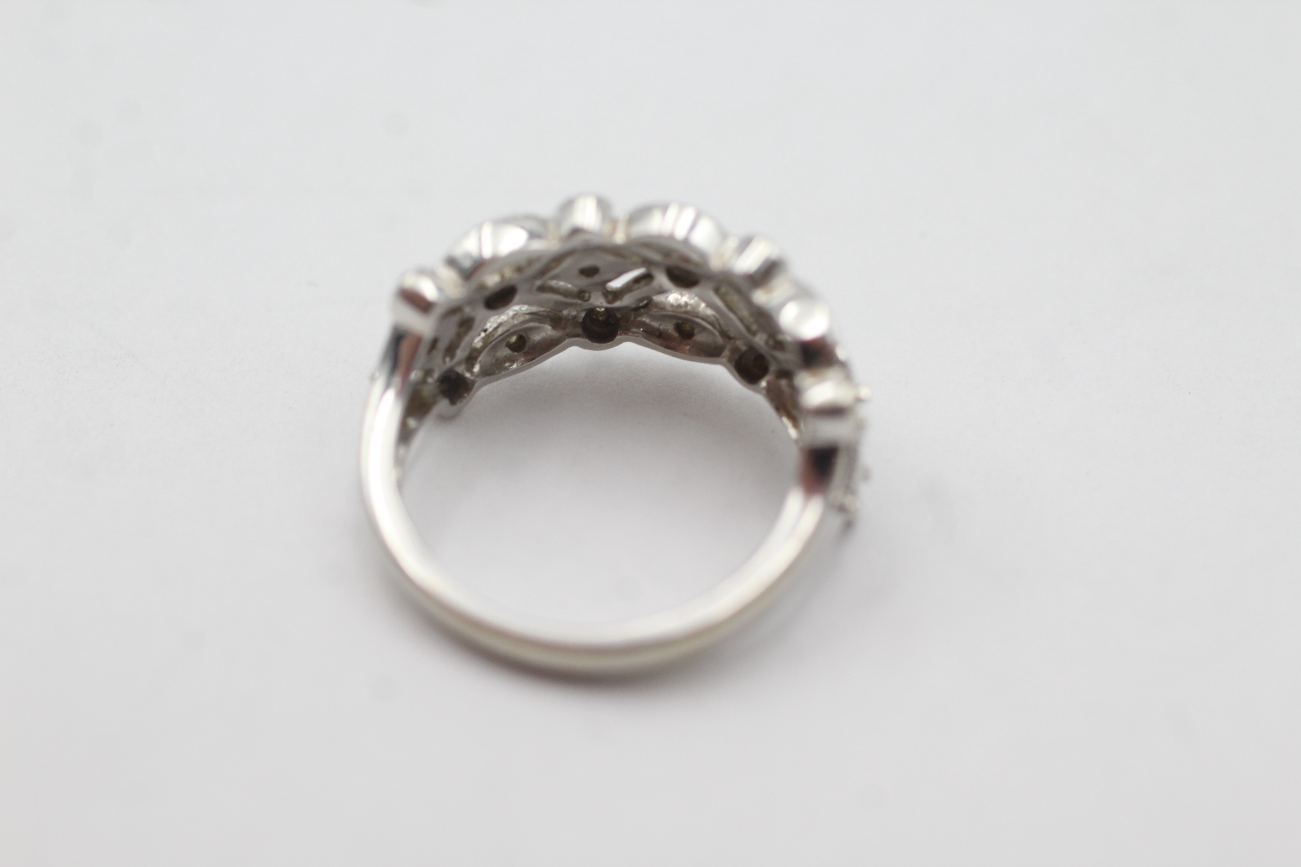9ct white gold diamond ornate openwork setting dress ring (3.3g) - Image 3 of 5