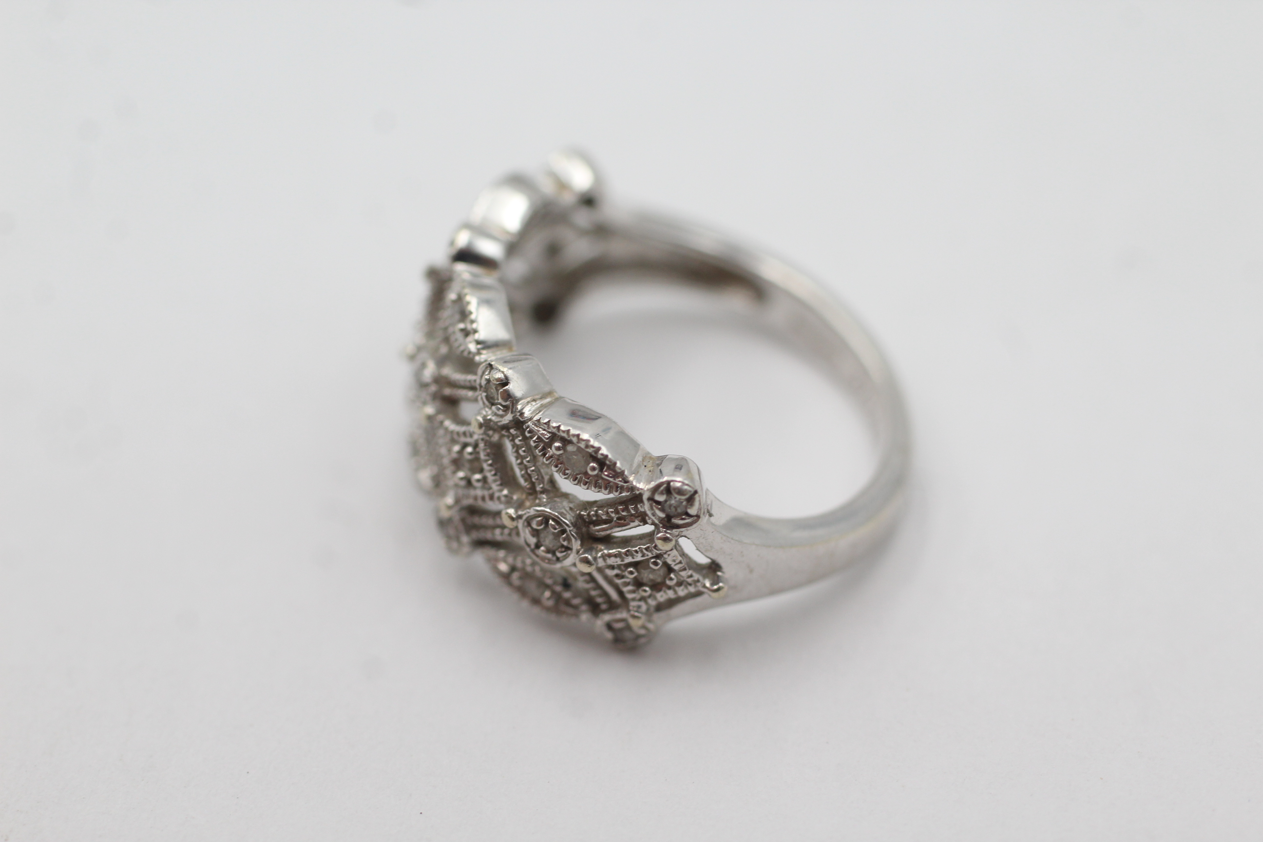 9ct white gold diamond ornate openwork setting dress ring (3.3g) - Image 2 of 5