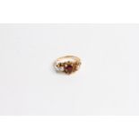 9ct gold garnet & pearl ornate ring (4g)