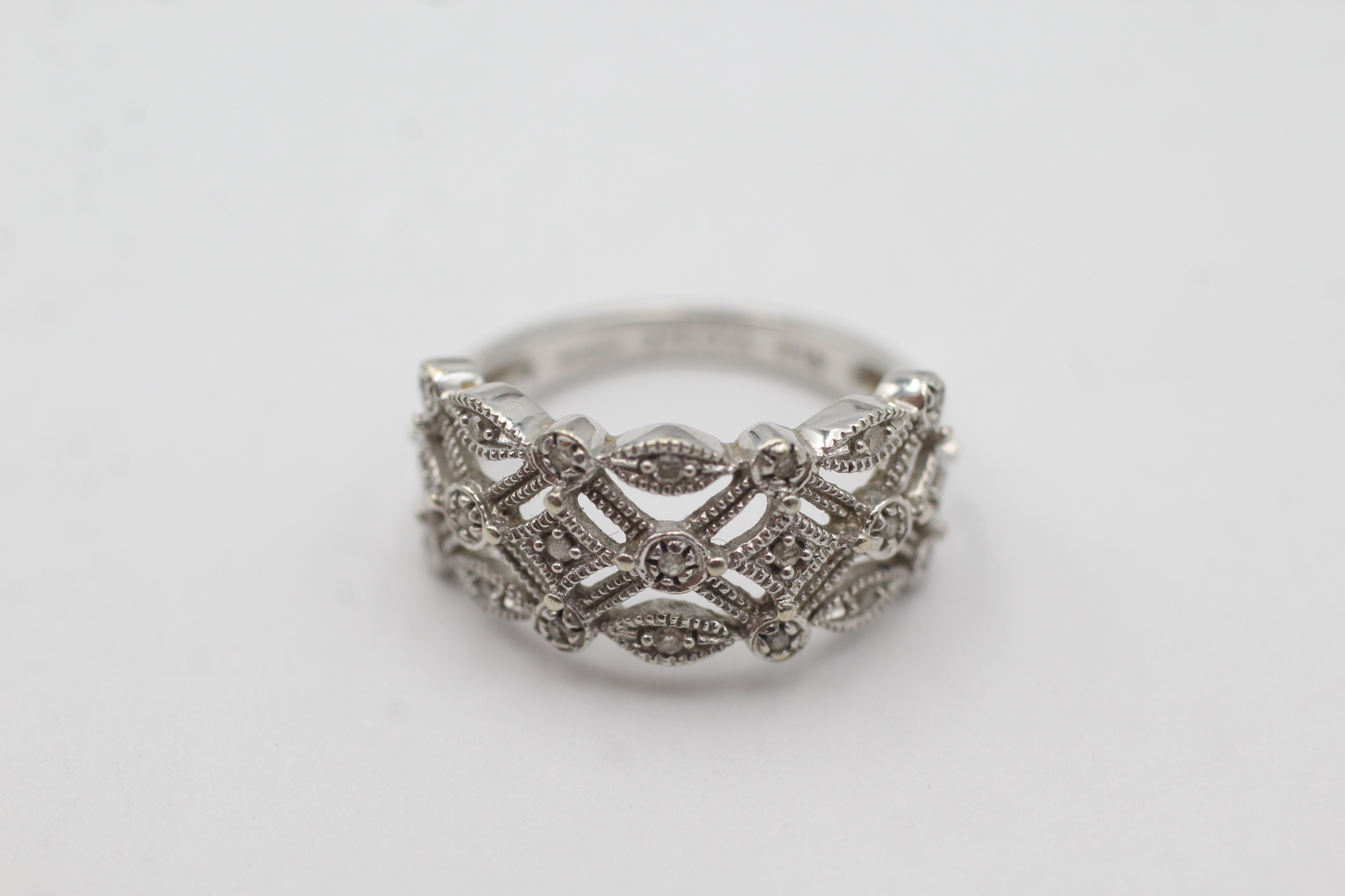 9ct white gold diamond ornate openwork setting dress ring (3.3g)