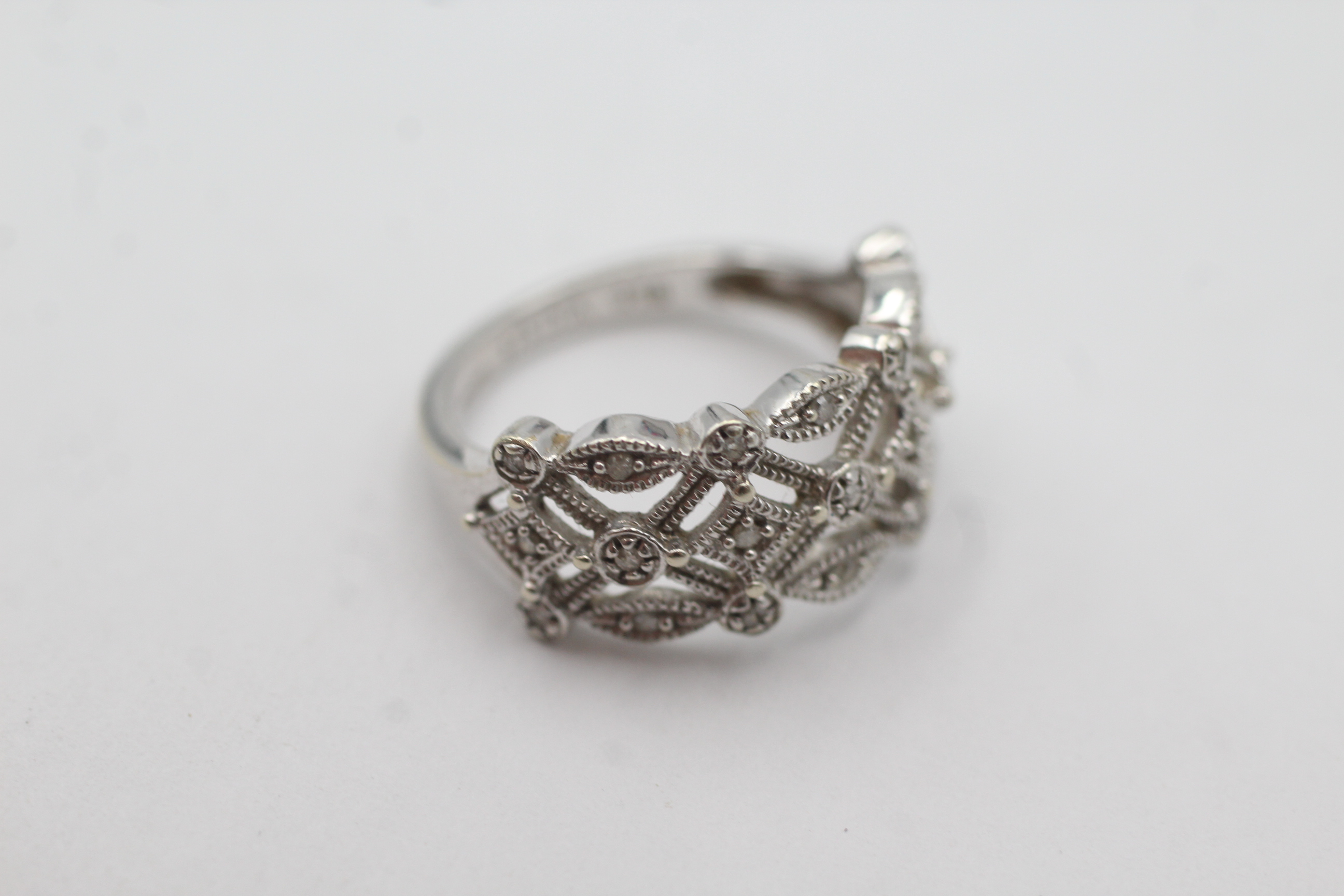 9ct white gold diamond ornate openwork setting dress ring (3.3g) - Image 4 of 5
