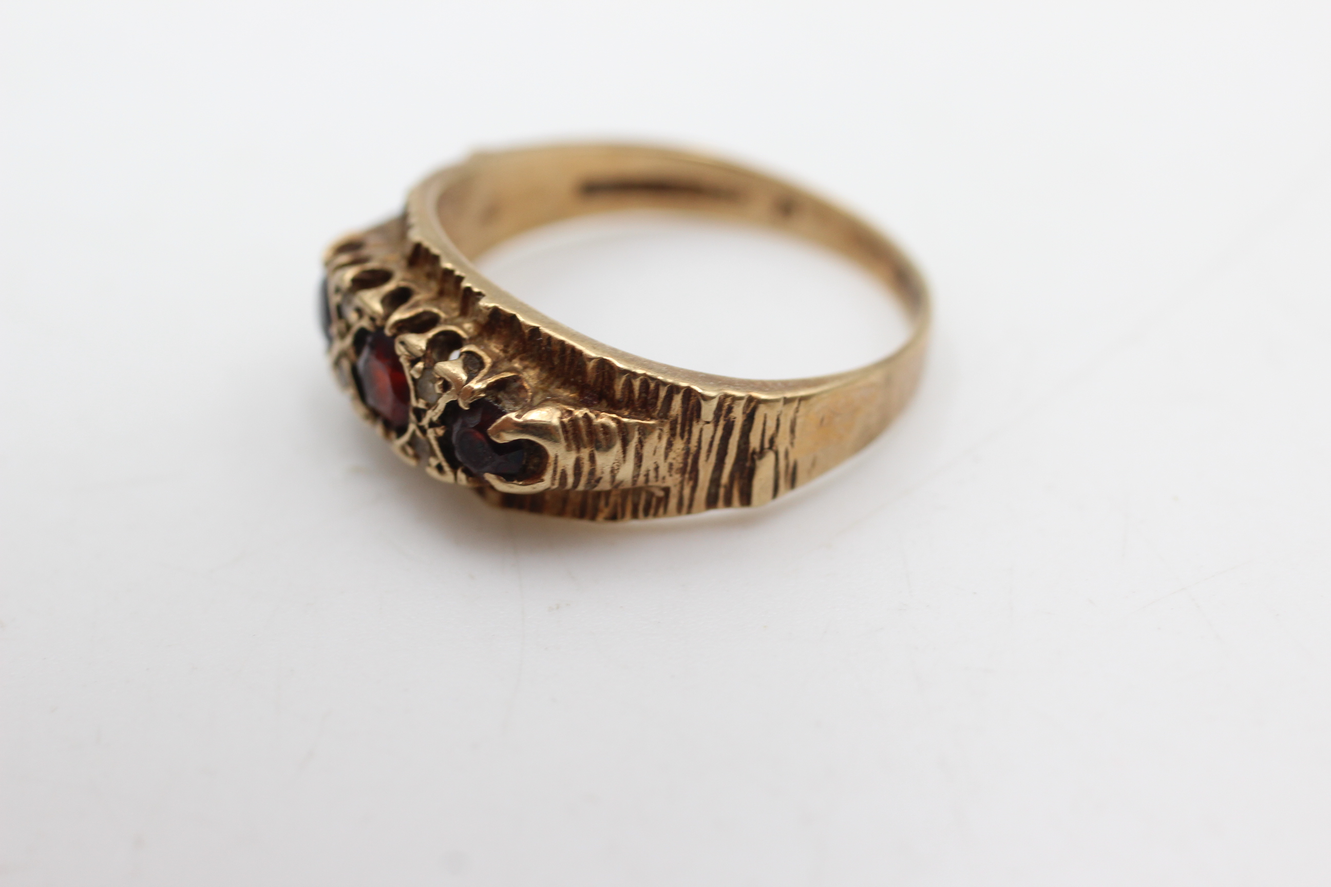 9ct gold garnet & clear gemstone etched flush set ring (4.1g) - Image 3 of 4