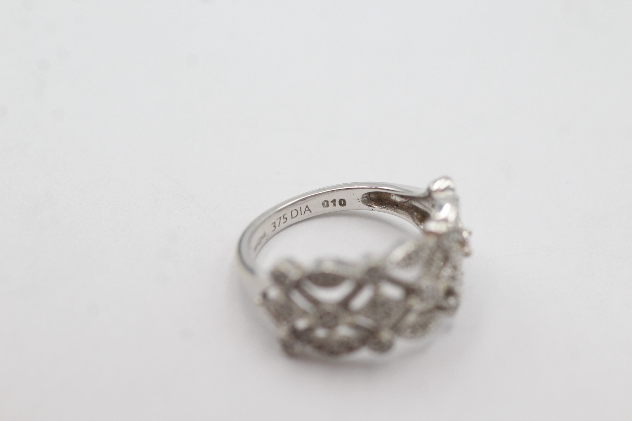 9ct white gold diamond ornate openwork setting dress ring (3.3g) - Image 5 of 5