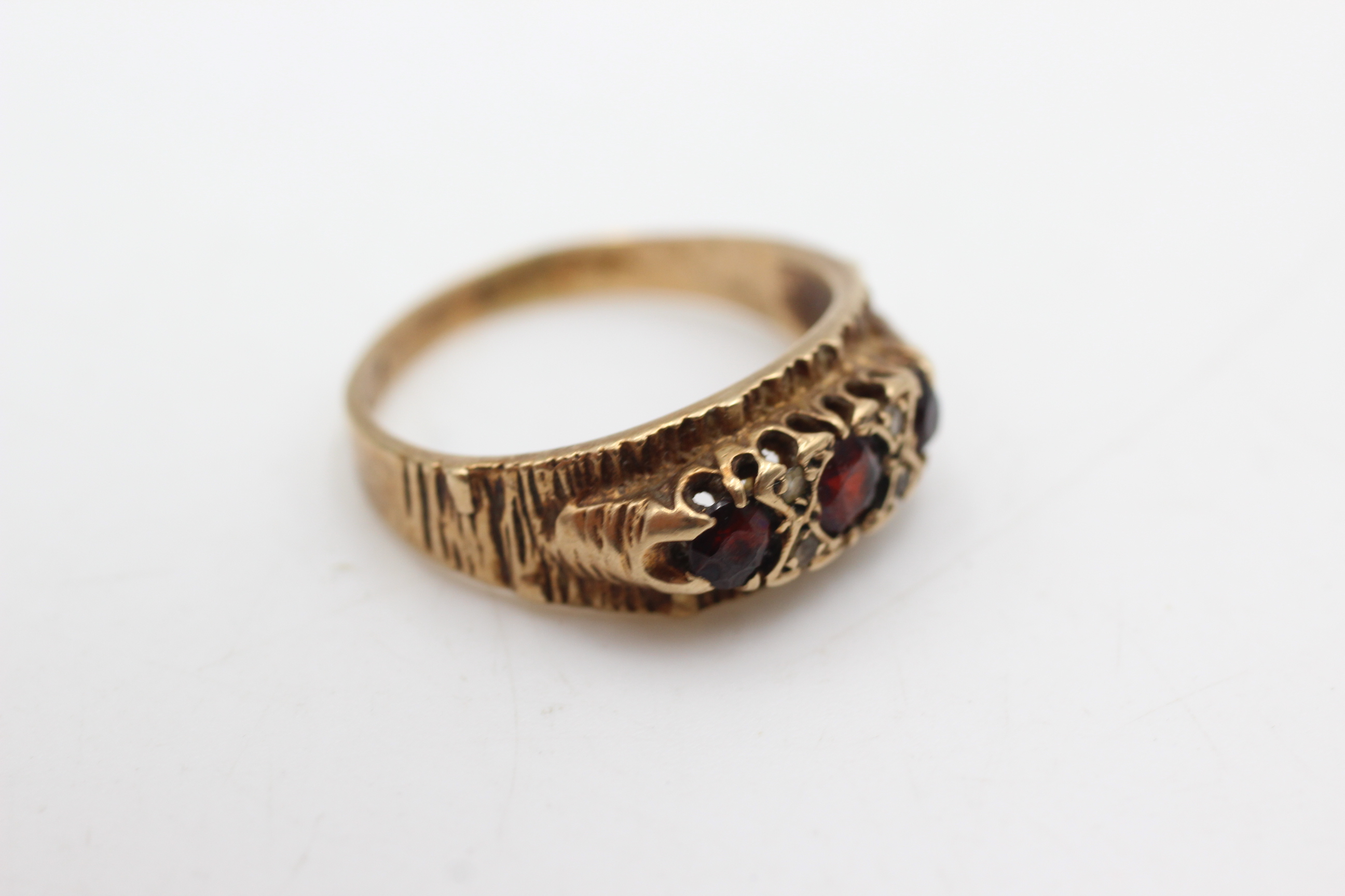 9ct gold garnet & clear gemstone etched flush set ring (4.1g) - Image 2 of 4