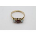 9ct gold garnet & opal dress ring (2.1g)