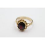 9ct gold rope framed garnet ring weighs 4 grams. Fully hallmarked for 9ct gold. Set with a garnet