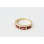 4 oval rubies separated by Rond diamond pairs make up this band ring in 18 carat gold. Ring size