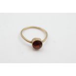 9ct gold garnet solitaire ring weighs 1.3 grams . Set with a garnet. Fully hallmarked for 9ct