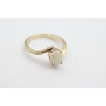 9ct gold opal twist band ring (weighs 2.4g) hallmarked with Birmingham assay office. Set with a