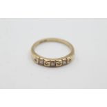 9ct gold clear gemstone fronted band ring - weighs 2 g. Set with cubic zirconia is in a geometric