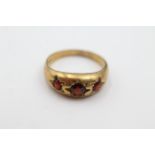 9ct gold garnet starburst set ring weighs 3.4 grams. Set with three garnet stones. Fully