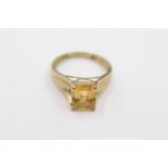 9ct gold twist band baguette cut citrine ring weighs 2.7 grams. Set with a citrine measuring 10mm