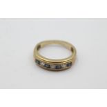 9ct gold sapphire & clear gemstone band ring weighs 2.4 g. Set with alternating sapphires and