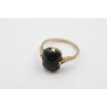 9ct gold bloodstone claw held ring weighs 1.9 grams. Marked 9ct . Uk size K