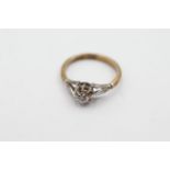 9ct gold & platinum diamond solitaire ring weighs 1.8 grams. Set in an illusion setting with a