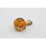 9ct gold amber pendant - weighs 3.9 g. Fully hallmarked for 9 carat gold. Set with natural Baltic