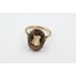 9ct gold smoky quartz cocktail ring - weighs 3.9 g. Set with a large smoky quartz stone measuring 17