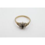 9ct gold vintage sapphire & clear gemstone dress ring weighs 1 grams. Fully hallmarked for 9ct gold.