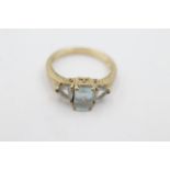 9ct gold aqua trio ring with ornate band detail - weighs 2.8 grams. Fully hallmarked for 9ct gold.