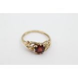 9ct gold garnet solitaire ring Weighs 1.3 g, set with a garnet stone. Marked 375 for 9 carat gold.