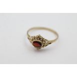 9ct gold garnet ornate framed ring - weighs 1.4 g. Fully hallmarked for 9 carat gold. Set with a