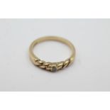 9ct gold diamond ring - weighs 2.3 grams. Set with a diamond in the center . Fully hallmarked for