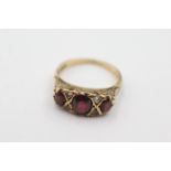 9ct gold garnet and clear gemstone ring. Weighs 3.2 g. Fully hallmarked for 9 carat gold. Set with