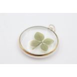 9ct gold framed shamrock glass pendant - weighs 2.7 g. Encased with a shamrock with its original