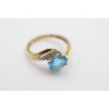 9ct gold diamond & topaz twist band ring weighs 2.8 grams. The head of the ring measures 1.2cm