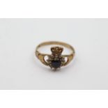 9ct gold sapphire & clear gemstone claddagh ring - weighs 2.2 g. Set with a sapphire in the centre