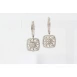 In 18 carat white gold a pair of filigree diamond dropearrings. The diamond weight is marked on