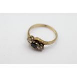 9ct gold vintage diamond & sapphire three stone ring (weighs 2.2g) hallmarked with a Birmingham