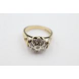 9ct gold diamond detailed starburst ring - weighs 3.9 grams . Set with diamonds in a cluster design.