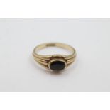 9ct gold sapphire centred ring - weighs 2.2 grams . Set with a sapphire in the centre. UK size